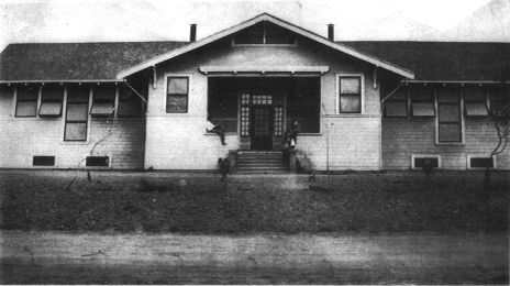 Black and white picture of Gratton School, 1914